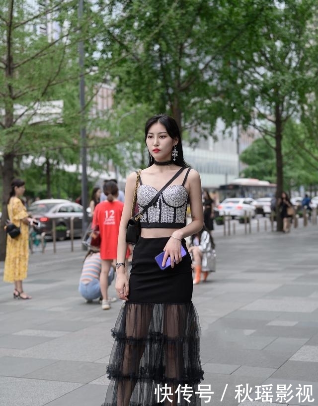 「时尚单品」这个春天,是时候出手了!一件连衣裙穿出性感又高档的样子
