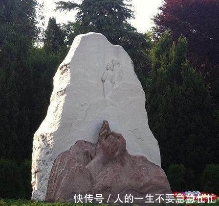 王光美墓，褐白两色大理石组成无字墓碑，与刘少奇铜像遥遥相望
