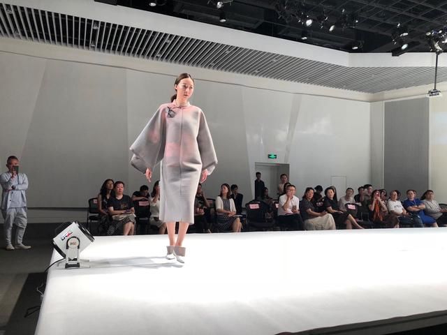 视频能变形变色的“科技旗袍”将登上爱丁堡艺术节