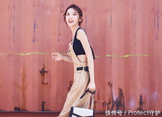 唐艺昕太会穿！用12颗“珍珠”来秀腿，既显白又若隐若现！