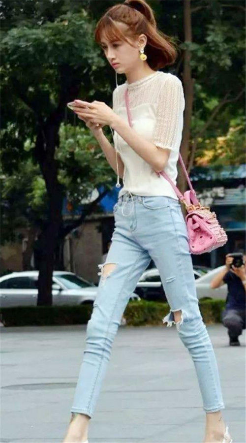 「 恬静」美女打扮的很恬静,长相清秀又美丽,街拍:白色的外衣配白色短裤