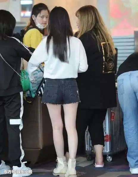 鞠婧祎机场无人识,素颜郑爽却被一眼认出 网友:关键看气质