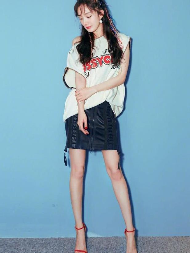 杨幂baby撞上彩色辫子，同为时尚辣妈，气质差别咋这么大？