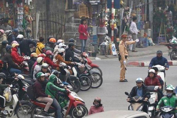 越南正式进入“春运”时间，河内出现百万摩托车大军大塞车