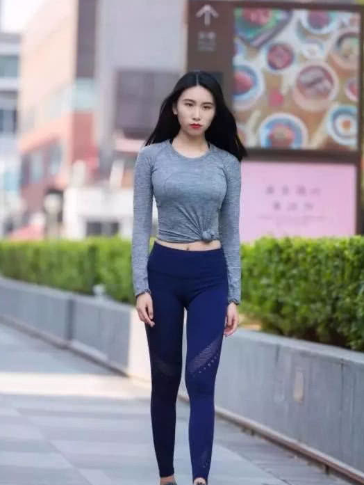 街头美女的打底裤装扮，透露出时尚气息，秀美怡人！