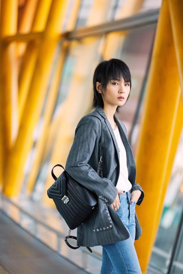 周笔畅碎短发配短靴利落造型出发纽约时装周，网友：眼妆一秒出戏