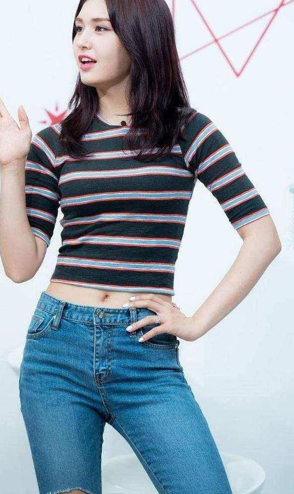 紧身裤浓而不俗，彰显优雅气息，老女人要对自己好点