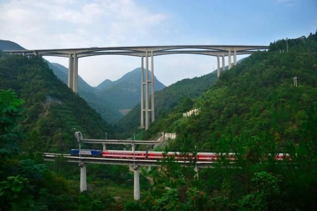 中国修建难度最大的铁路，5万人修50公里要一年，每公里耗资6千万