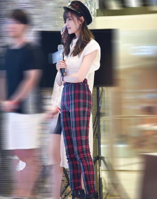 张天爱太猛了!裤子这么紧还敢提到裤裆这儿,网友:显腿长呗!