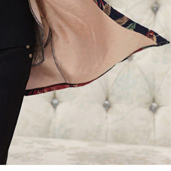 女人过了45岁,就该往死里打扮,瞧妈妈穿的修身外套,令人惊艳