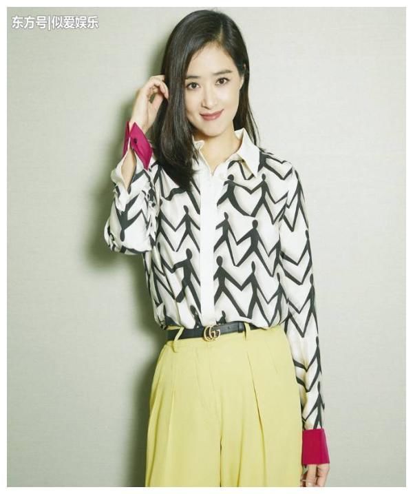 蒋欣瘦了才敢穿短裙，但P得比杨颖的还狠腿，瘦得像两根火腿肠！