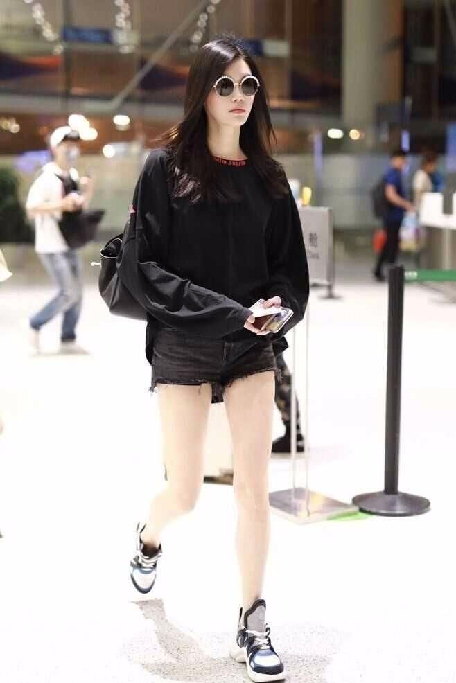 奚梦瑶的穿搭绝对是把秀长腿放在第一位，网友:有资本当然要秀!