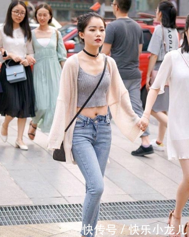 搭配|街拍:小姐姐青春甜美,穿着连体短裤,十分吸引别人眼光