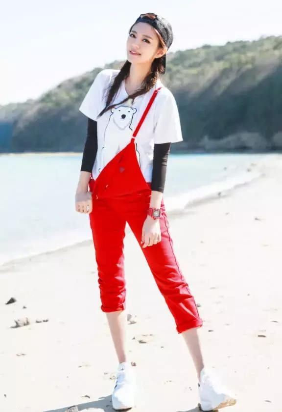 安以轩穿的是什么?前面看衣服，后面看是裙子，长度简直尴尬!