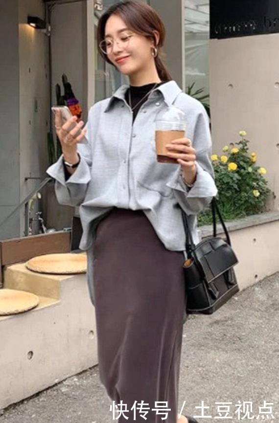 『小姐姐』街拍:迷人优雅的长发美女,简单穿着魅力十足,美的迷人!