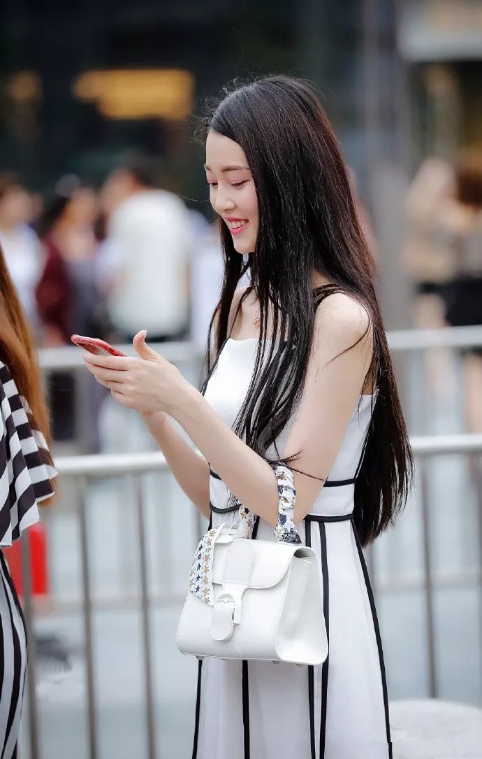 美女街拍：成熟高挑挺拔美女，高冷性感或甜美火辣你更喜欢哪种？