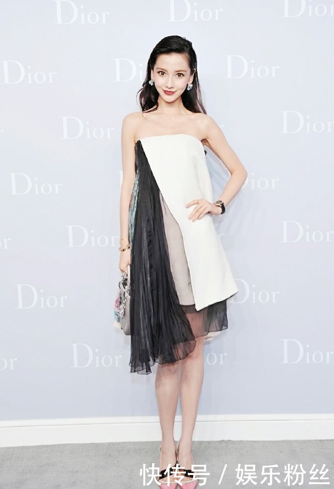 杨颖穿蓝色连衣裙好惊艳，大秀混血美，网友：身材真好！