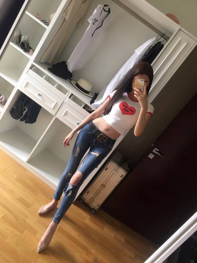 街拍：贴身紧致的穿搭，小姐姐穿出光滑流畅质感你喜欢吗?