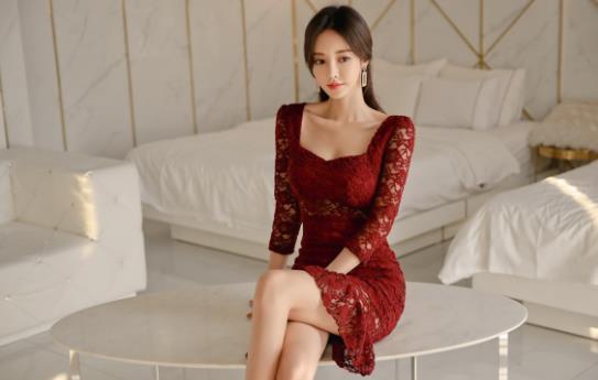 『美女』街拍:秀丽端庄的美女,一件枣红色的蕾丝连衣裙,时尚大方气质