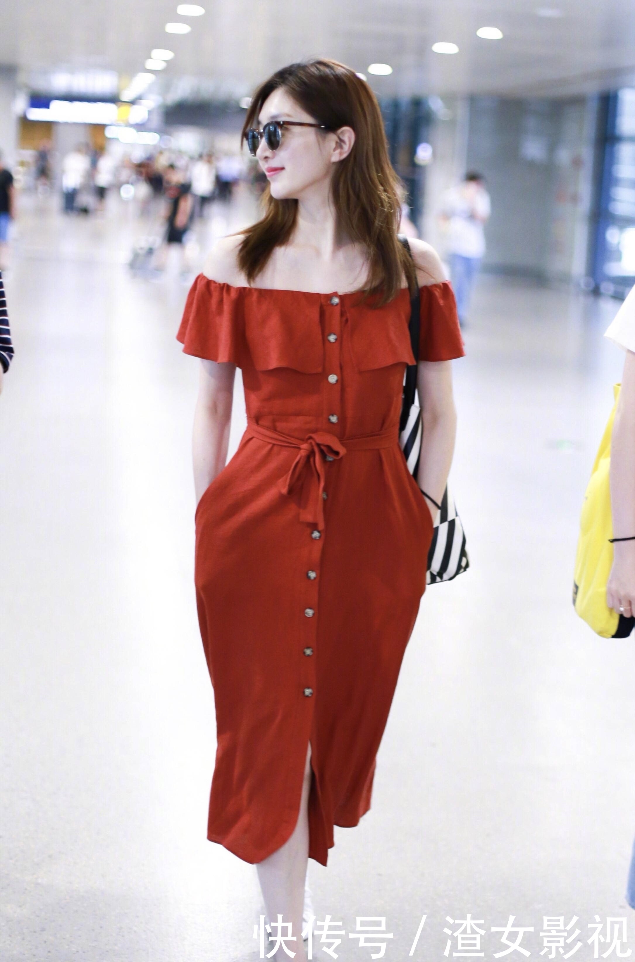 江疏影红裙艳亮相，只靠纽扣支撑太大胆，懒人式穿搭了解一下！