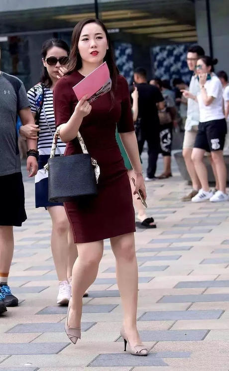 红色连衣裙搭配银灰高跟鞋，高贵气质夺目而出