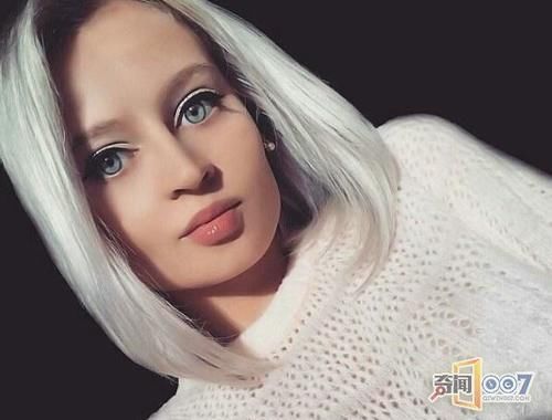 眼睛会变色的女孩，称自己天生像芭比