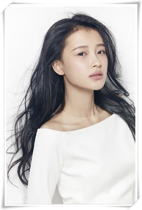 看了孙怡的露脐装,再看看李沁,网友:蚂蚁腰还是直桶腰一眼看穿