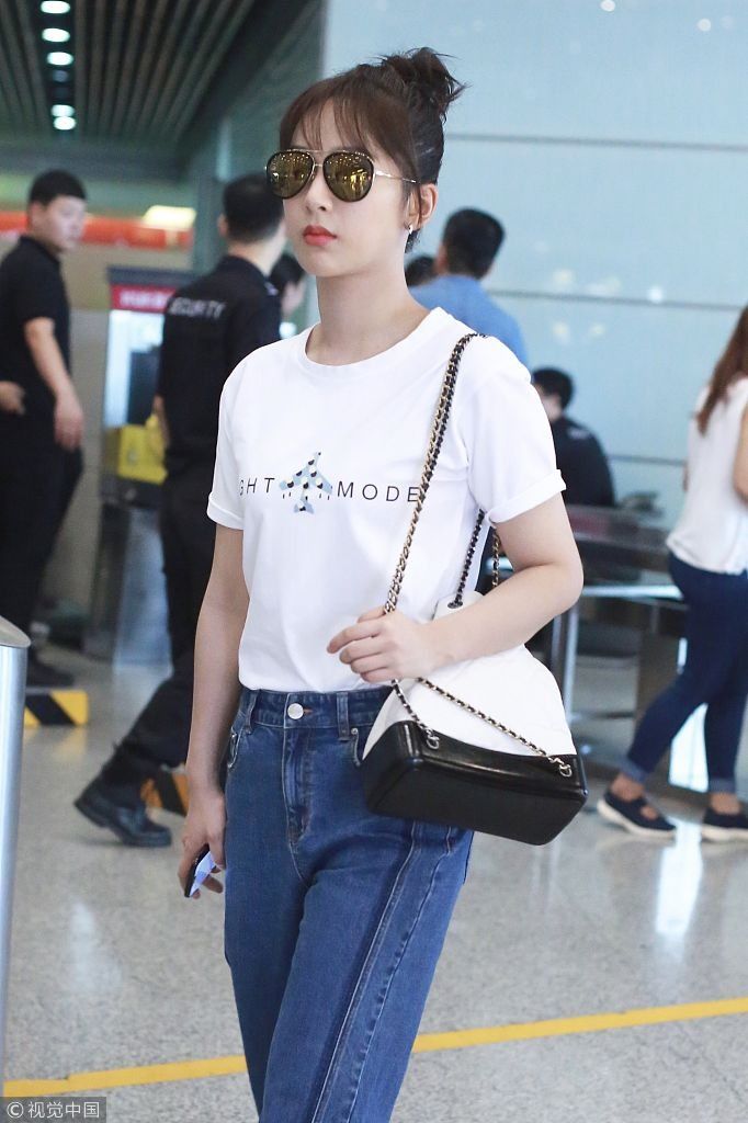 杨紫扎减龄丸子头俏皮可爱      牛仔裤配白T清爽简约似学生妹