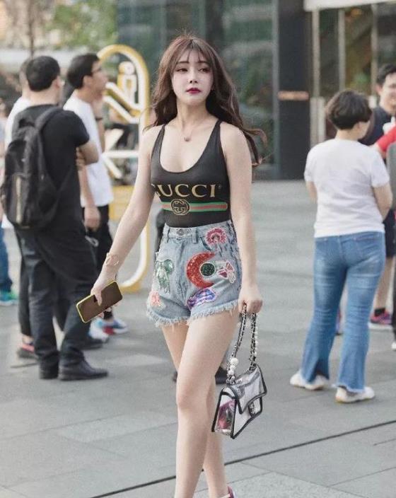  「气质」街拍明媚妖娆的小姐姐，一件黑色背心配牛仔短裤，时尚魅力气质