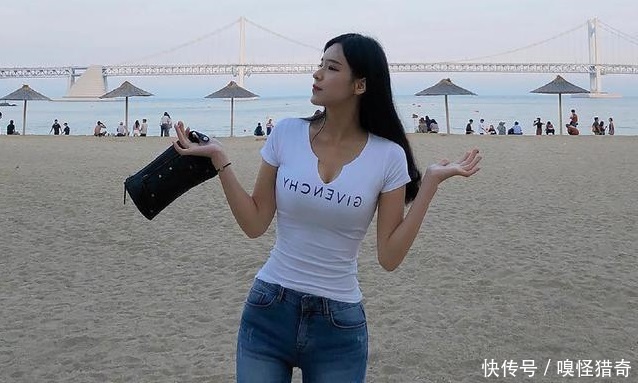 紧身破洞牛仔裤搭配白色T恤,更凸显你完美腿型