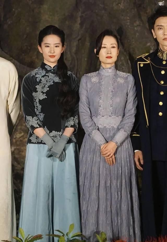  #旗袍#刘亦菲与大12岁刘敏涛同台，紧身旗袍上衣太显壮，身材不如刘敏涛