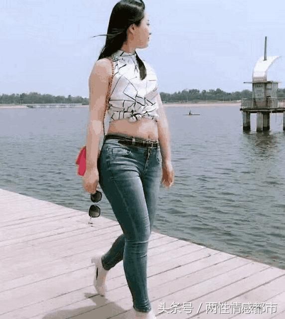 时尚有个性的牛仔裤美女，彰显十足的女神范!