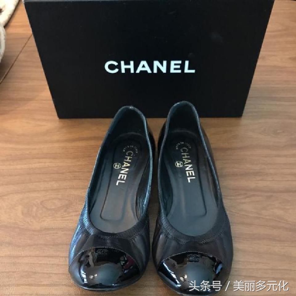 当梅根穿上白衬衣，瞬间找回往日魅力!网友:果然适合休闲风