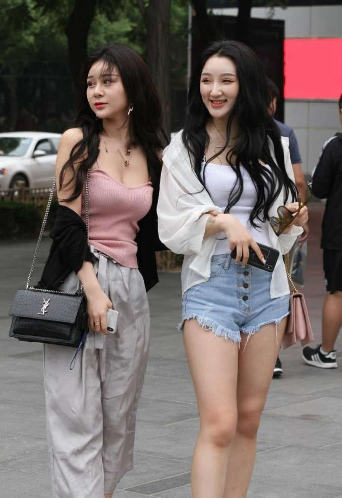 街拍：时尚穿着让人心动的小姐姐，个性时尚性感迷人！