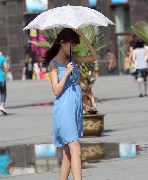  精致|街拍：小姐姐红色字母印花的短袖、白色短裤的搭配，简单而精致