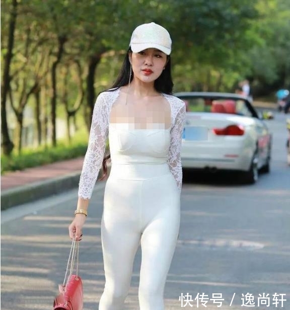 # 底裤#一颦一笑之间流露出说不出的风韵,杨柳细腰的打底裤美女