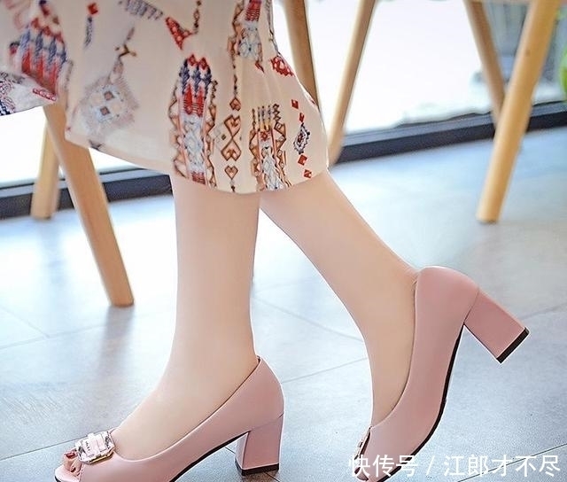闺蜜|高温来袭,放下小白鞋穿上高跟单鞋,我闺蜜也在穿,显高还时尚