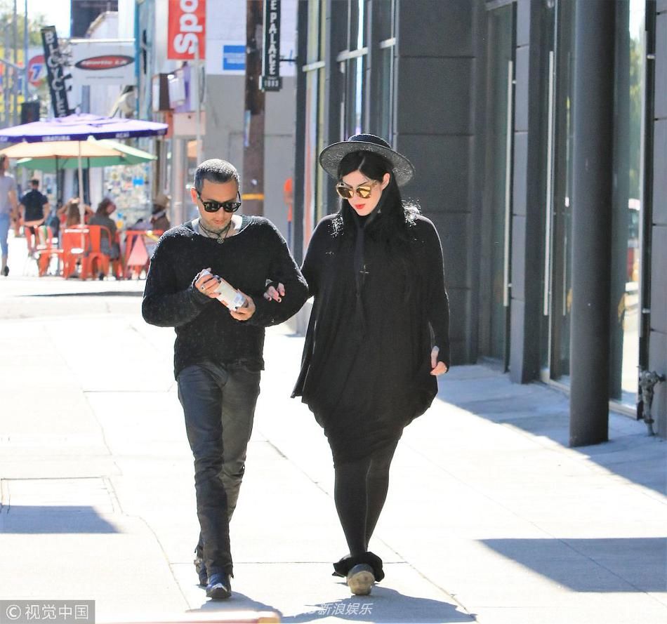 组图：凯特-方-迪与老公酷炫黑装潮爆街头 身材发福疑似有孕在身