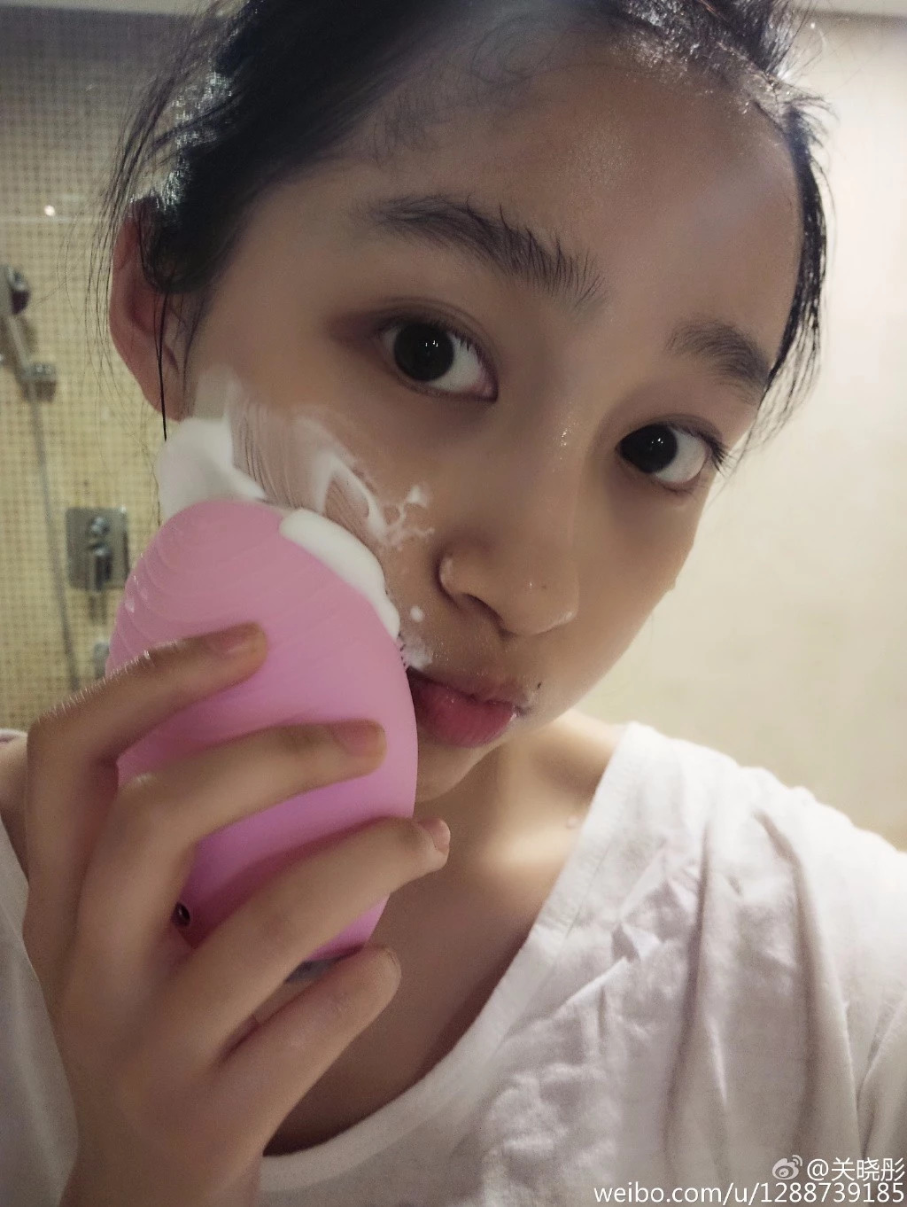 关晓彤跟鹿晗从日本回来，眼袋竟袋消失了？！难道是假眼袋？