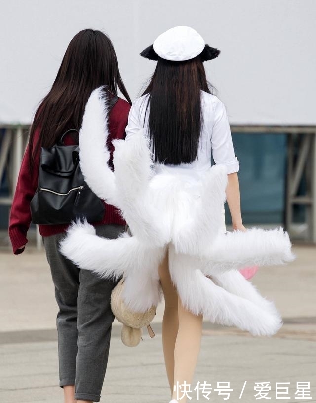 『时尚街拍美女』街拍美女:街上cos九尾狐的小姐姐,真是吸引人眼球