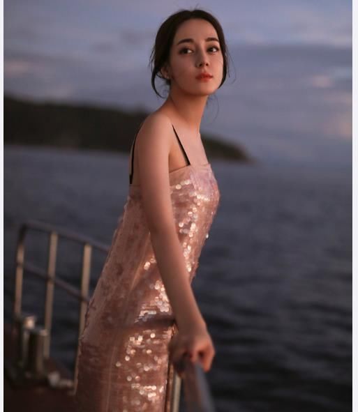 迪丽热巴穿背心型泳装，身材这么好，还是太低调了