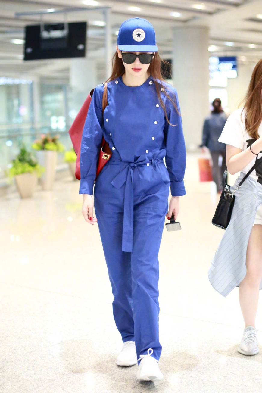 同是工装风搭配，唐嫣大气又惊艳，谭松韵清新，李沁却个性十足