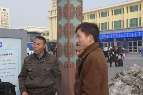  提前@工地没提前通知放假时间，农民工买不上票辗转7地回家过年