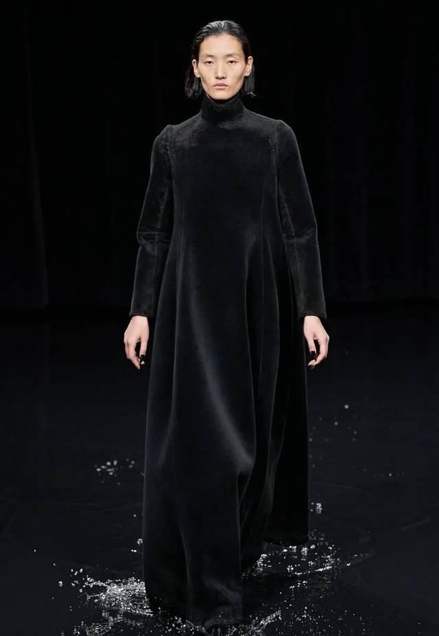  「水上」“黑色”包裹的灵魂?：巴黎世家Balenciaga的水上发布会