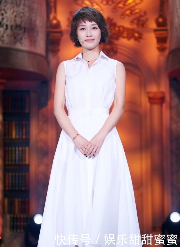 优雅的辣妈马伊琍,穿一袭白裙美成了22岁,全靠气质打动人心!