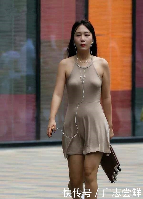  【位美女选择】美女街拍：时尚迷人的紧身牛仔裤小姐姐，更显年轻靓丽的身姿！