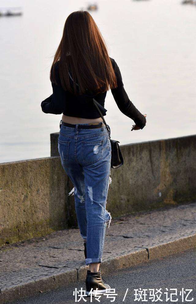 街拍：图三牛仔热裤配白色短袖体恤的美女，漂亮小姐姐都是大长腿
