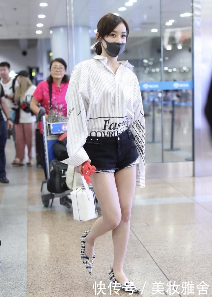 袁姗姗厉害呀！随便缝半条牛仔裤也能当裙穿，网友：不当设计多亏