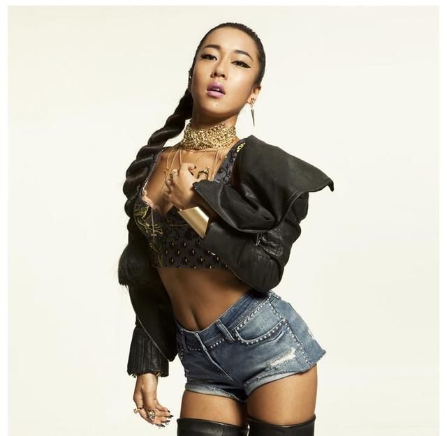 辣眼睛！你能想象出吉克隽逸穿起超短紧身裤的样子吗？