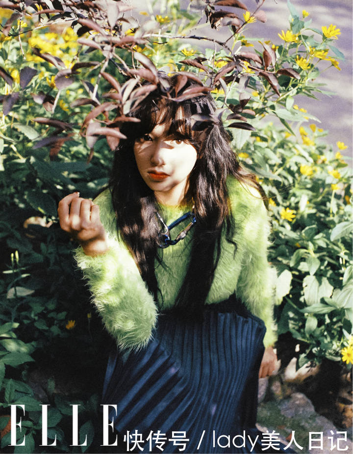 程潇穿上大牌毛衣性感得都快认不出来了，看大长腿就知道是练过的